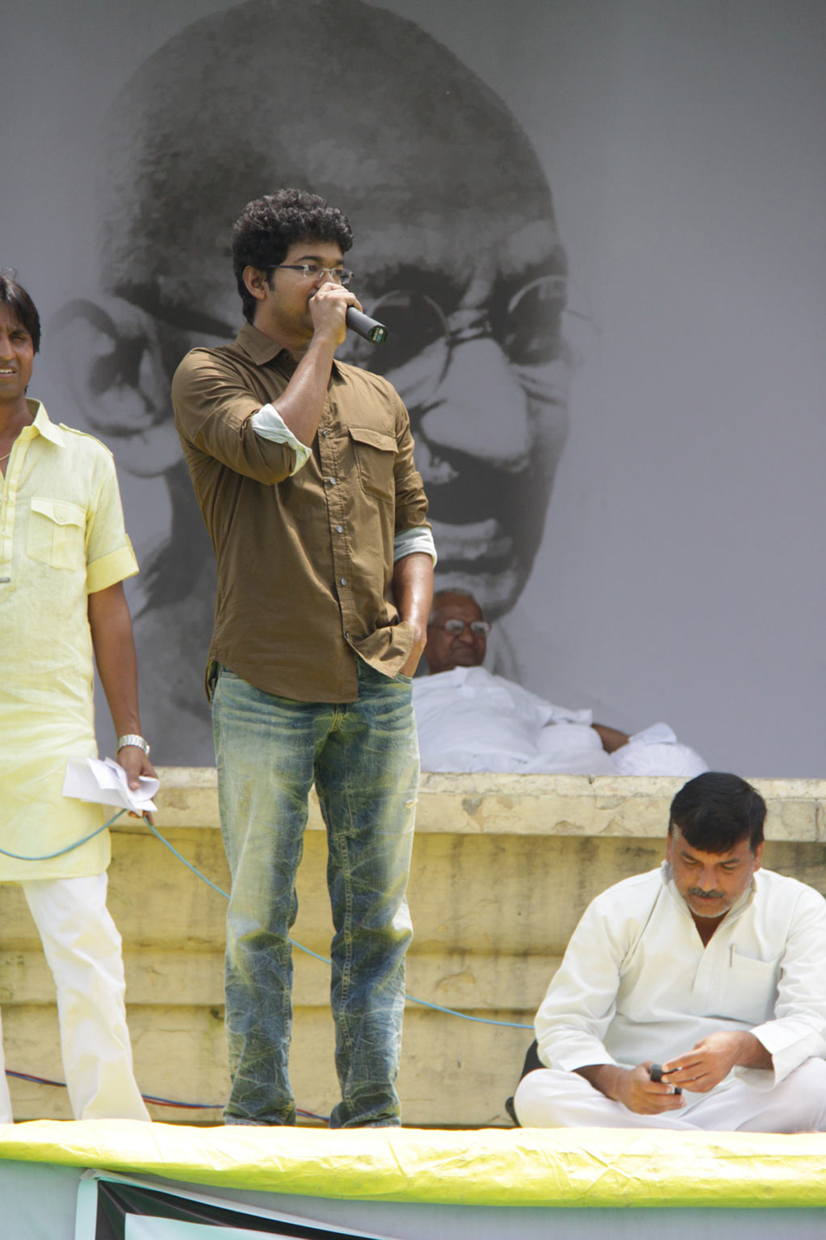 Vijay fast with Anna Hazare at Ramlila Stills | Picture 65673